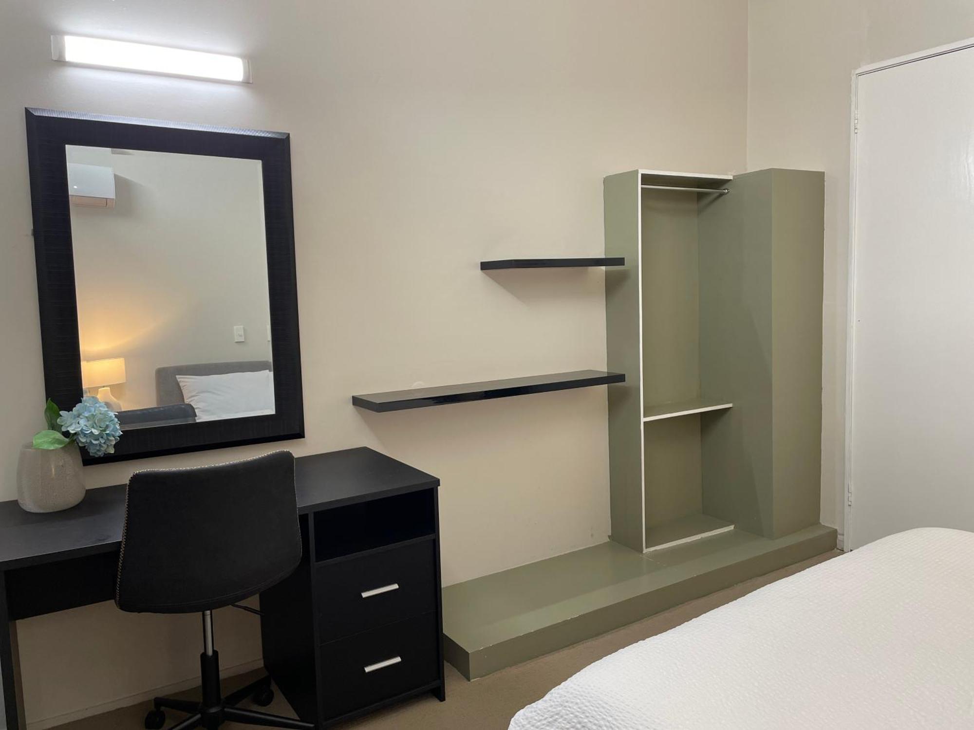 Nolan Garden House In Whitfield Hotel Stratford Room photo